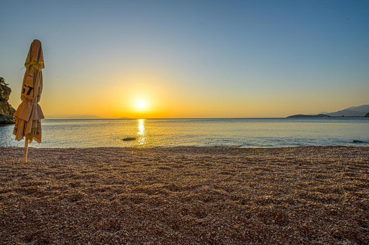 Paralio Astros Beachfront Suites Xiropigado Eksteriør bilde